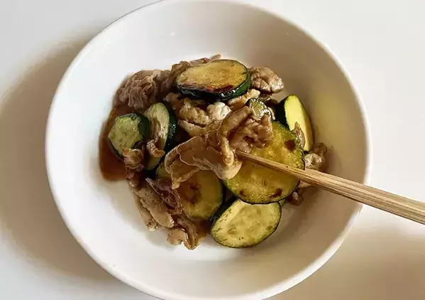 ズッキーニと豚肉の『10分おかず』　味つけは塩と『大さじ1杯』のみ