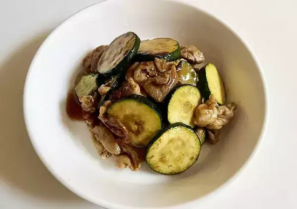ズッキーニと豚肉の『10分おかず』　味つけは塩と『大さじ1杯』のみ