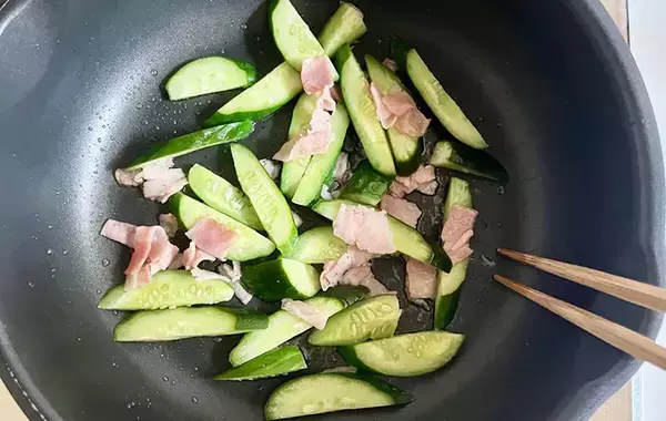 サラダの気分じゃない… 余ったキュウリをフライパンで炒めたら「意外なおいしさ」