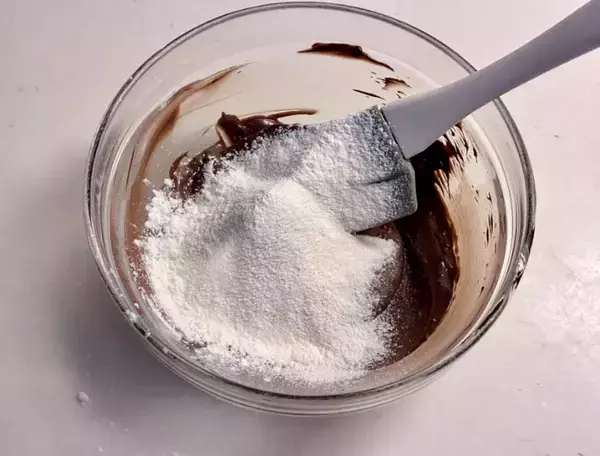 「材料はチョコと薄力粉だけ」　簡単にできる『濃厚チョコクッキー』に子供が大喜び