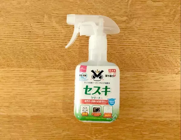 ダイソーで買った『110円スプレー』を「3プッシュした」　襟汚れの変化を比べると？