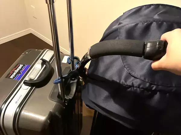 移動中に子供がぐずって抱っこ…ベビーカーとキャリーケースを同時に運ぶには？「この手があった」