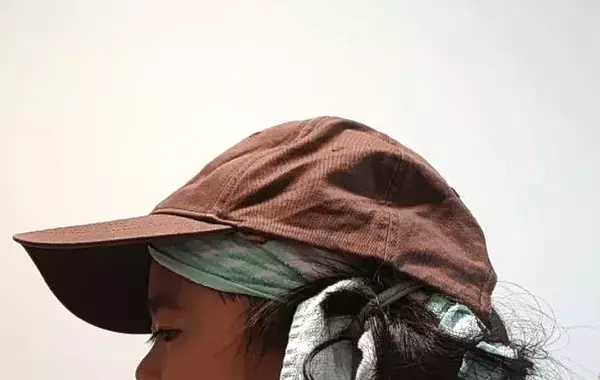 「もっと早く使えばよかった」　夫が思わずつぶやいた『帽子の汗染み防止テープ』の効果に驚き