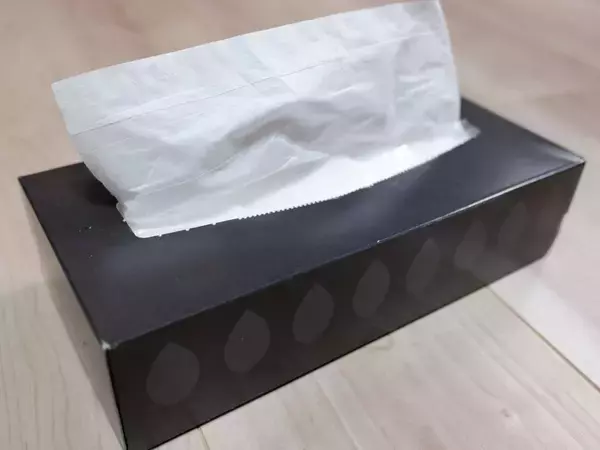ティッシュ箱に輪ゴム『2本』をセット　水切りネットがスルッと取れる収納に！【活用4選】