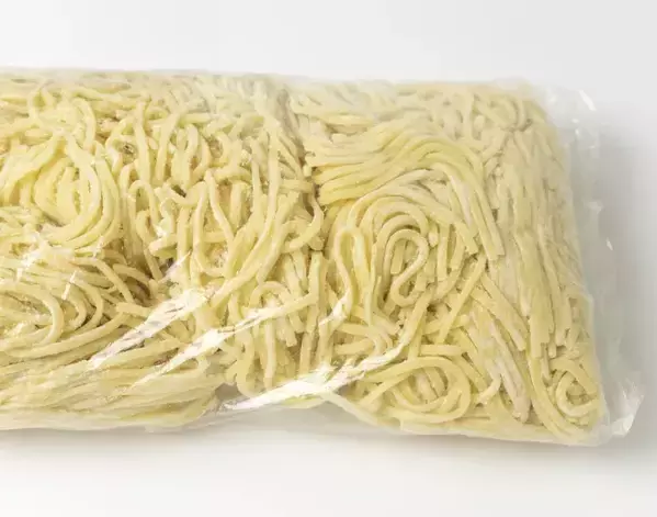 焼きそばの空き袋を『U字』に切るだけ　4つの取っ手でしっかり縛れて超便利！【裏ワザ4選】
