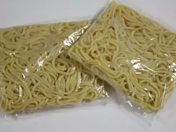 焼きそばの空き袋を『U字』に切るだけ　4つの取っ手でしっかり縛れて超便利！【裏ワザ4選】