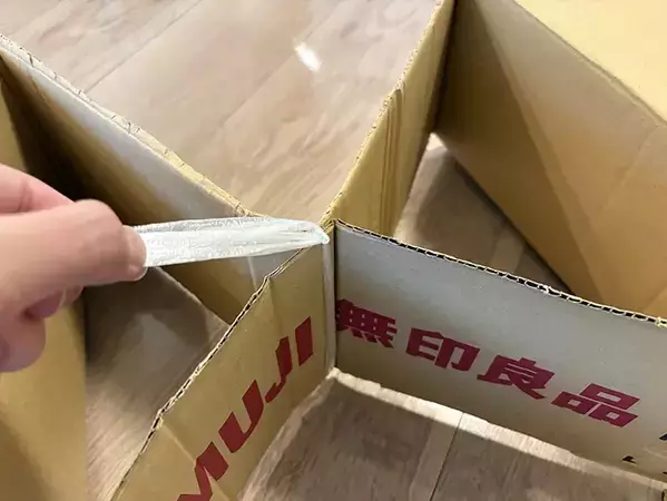 ダンボールを折って『椅子』を作ったら便利　アウトドアや災害時に活躍するアイディアとは