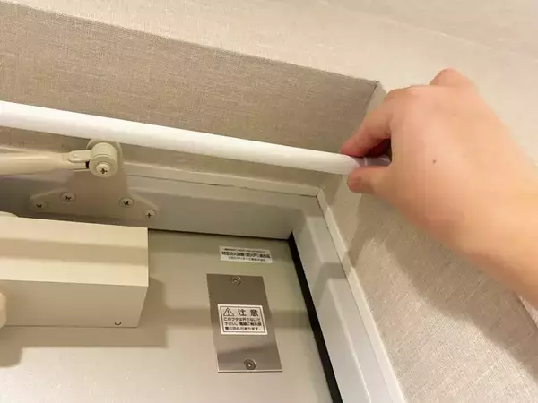 玄関ドア枠の上に『つっぱり棒』を設置したら有能　玄関で活躍する便利な活用術とは