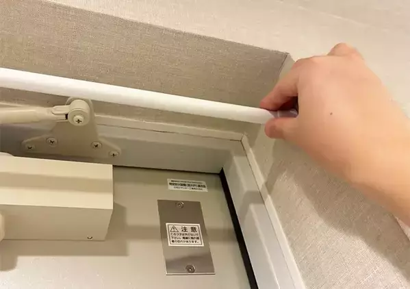 玄関ドア枠の上に『つっぱり棒』を設置したら有能　玄関で活躍する便利な活用術とは