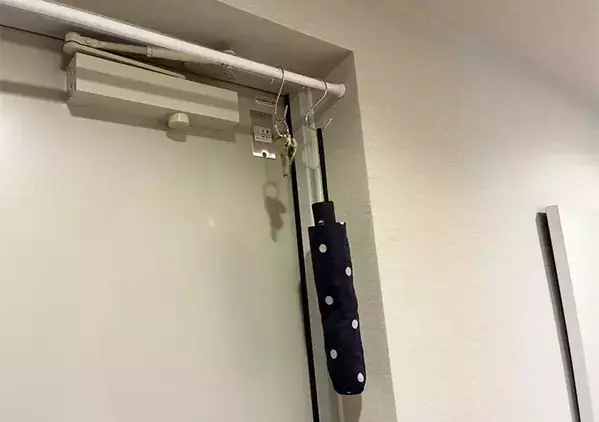 玄関ドア枠の上に『つっぱり棒』を設置したら有能　玄関で活躍する便利な活用術とは