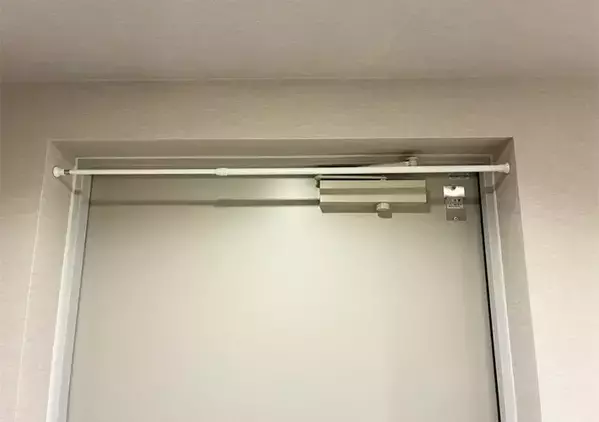 玄関ドア枠の上に『つっぱり棒』を設置したら有能　玄関で活躍する便利な活用術とは
