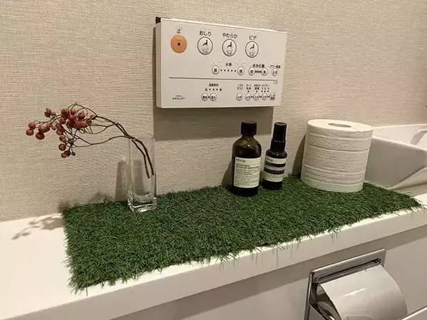 トイレの棚上に『人工芝』を置いたらオシャレに！　100均アイテムの活用術3選