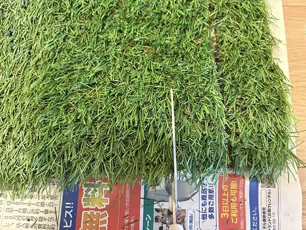 トイレの棚上に『人工芝』を置いたらオシャレに！　100均アイテムの活用術3選