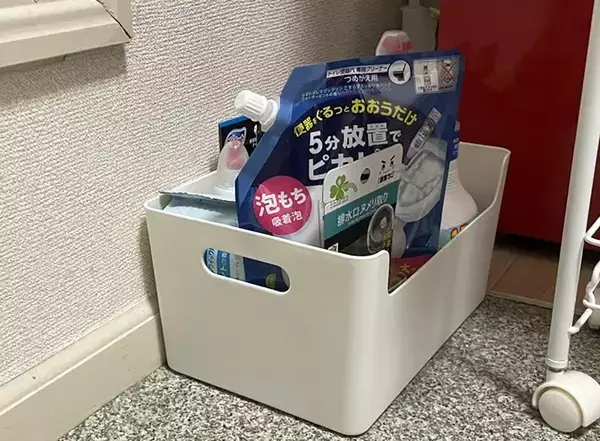 収納ボックスの裏に貼りつけたのは？　「掃除のたびに持ち上げる」手間がゼロになる裏ワザがこちら