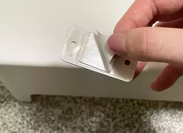 収納ボックスの裏に貼りつけたのは？　「掃除のたびに持ち上げる」手間がゼロになる裏ワザがこちら