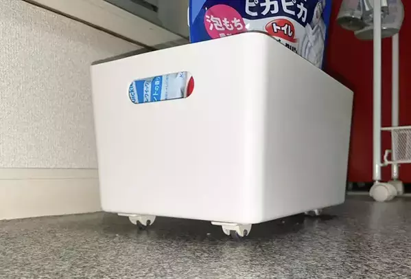 収納ボックスの裏に貼りつけたのは？　「掃除のたびに持ち上げる」手間がゼロになる裏ワザがこちら