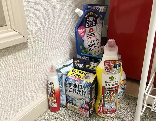 収納ボックスの裏に貼りつけたのは？　「掃除のたびに持ち上げる」手間がゼロになる裏ワザがこちら