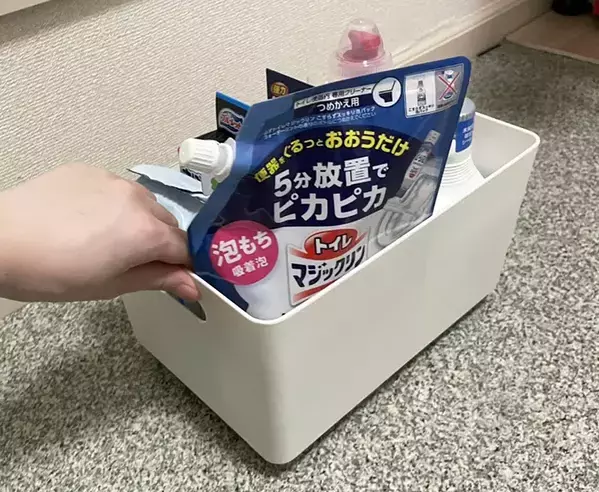 収納ボックスの裏に貼りつけたのは？　「掃除のたびに持ち上げる」手間がゼロになる裏ワザがこちら
