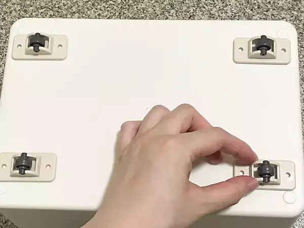 収納ボックスの裏に貼りつけたのは？　「掃除のたびに持ち上げる」手間がゼロになる裏ワザがこちら