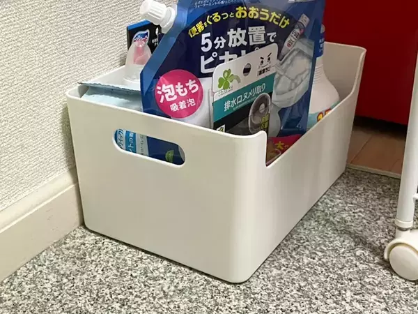 収納ボックスの裏に貼りつけたのは？　「掃除のたびに持ち上げる」手間がゼロになる裏ワザがこちら