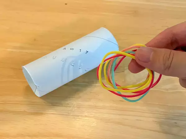 トイレットペーパーの芯と輪ゴム6本を活用！　便利な掃除アイテムに変わる『1分ワザ』