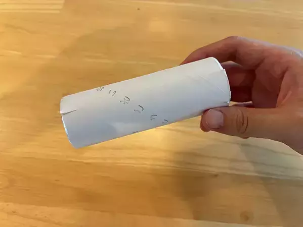トイレットペーパーの芯と輪ゴム6本を活用！　便利な掃除アイテムに変わる『1分ワザ』