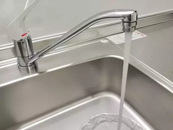 キッチンの蛇口に『スプーン1本』を添えると快適　洗い物が一気にラクになる裏ワザ【洗い物4選】