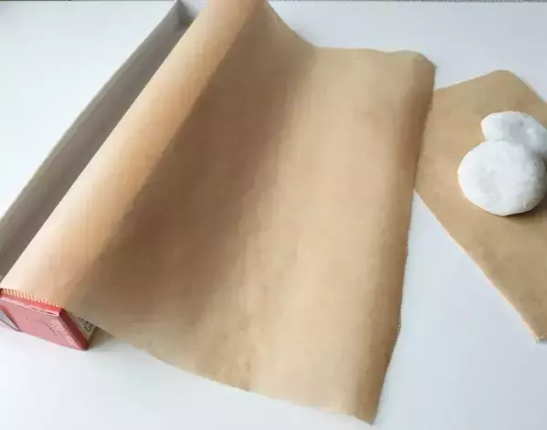 クッキングシートを『冷蔵庫』に貼ると快適　キッチンでの思わぬ使い道が正解だった！【活用法4選】