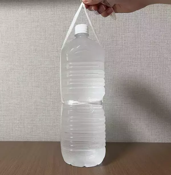 ペットボトルの持ち運びは『紐』を使うとラクになる！　覚えておきたい『30秒ワザ』が、こちら