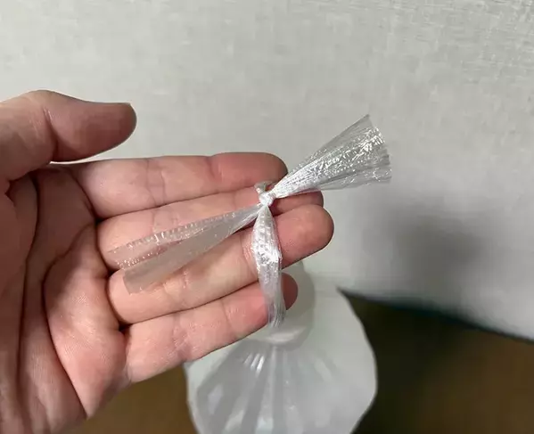 ペットボトルの持ち運びは『紐』を使うとラクになる！　覚えておきたい『30秒ワザ』が、こちら