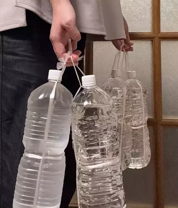 ペットボトルの持ち運びは『紐』を使うとラクになる！　覚えておきたい『30秒ワザ』が、こちら