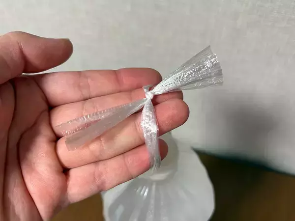 ペットボトルの持ち運びは『紐』を使うとラクになる！　覚えておきたい『30秒ワザ』が、こちら