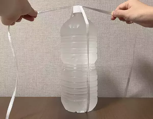 ペットボトルの持ち運びは『紐』を使うとラクになる！　覚えておきたい『30秒ワザ』が、こちら