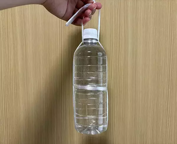 ペットボトルの持ち運びは『紐』を使うとラクになる！　覚えておきたい『30秒ワザ』が、こちら