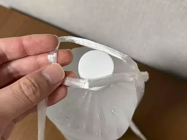 ペットボトルの持ち運びは『紐』を使うとラクになる！　覚えておきたい『30秒ワザ』が、こちら