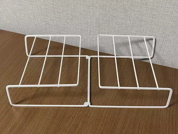 セリアの『ディッシュラック』2つを結束バンドで繋げると便利！　クローゼットで役立つ収納アイディア