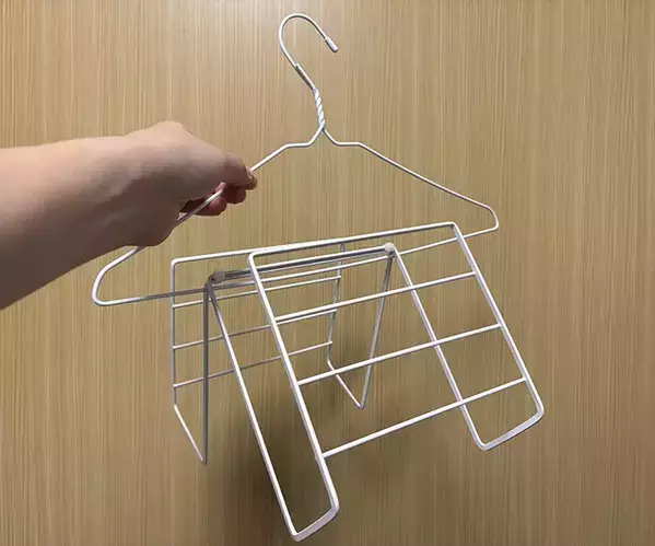 セリアの『ディッシュラック』2つを結束バンドで繋げると便利！　クローゼットで役立つ収納アイディア