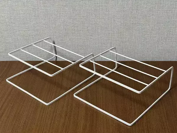 セリアの『ディッシュラック』2つを結束バンドで繋げると便利！　クローゼットで役立つ収納アイディア