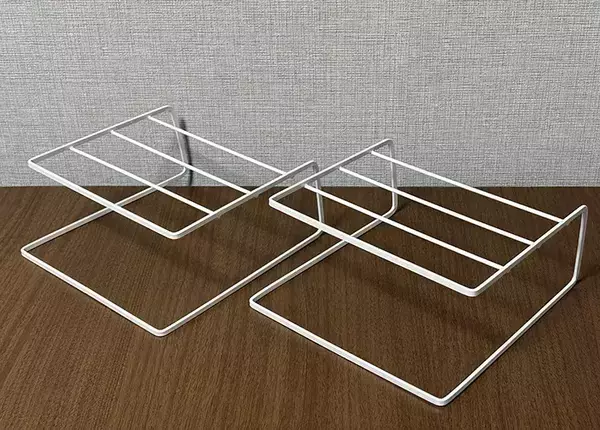 セリアの『ディッシュラック』2つを結束バンドで繋げると便利！　クローゼットで役立つ収納アイディア