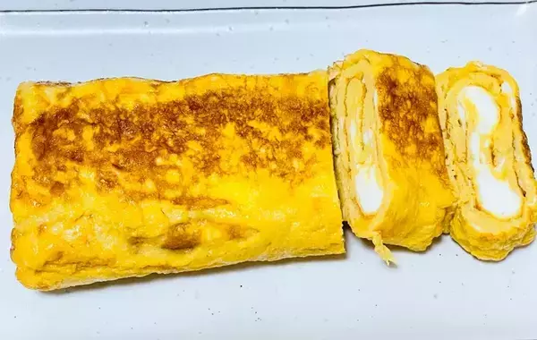 玉子焼きに『小さじ1杯』入れてみて！　旨みたっぷりになって「ご飯が進む」「主役級」
