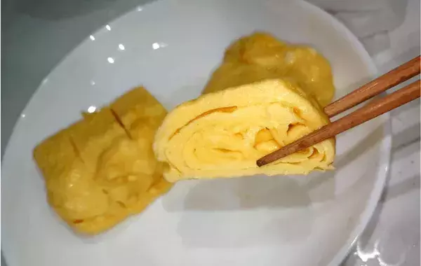 焼く前に『大さじ1杯』入れてみて！　玉子焼きの仕上がりに「サラダ油より香ばしい」