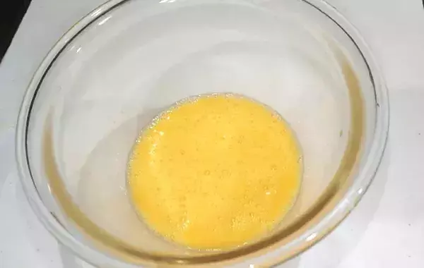 焼く前に『大さじ1杯』入れてみて！　玉子焼きの仕上がりに「サラダ油より香ばしい」