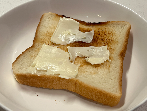 「バターが冷たすぎて塗れない…」　トーストをボロボロにしないための意外なコツ