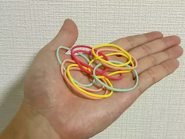 ダイソーの輪ゴムで快適に！　10秒で収納の悩みが解決する活用法