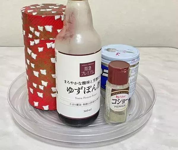 便利でクセになる！　ダイソーに聞いた『回転台トレイ』の意外な活用法【3選】