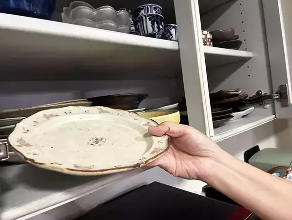 『キッチン』を安全で快適な空間に！　プロが教える食器棚の整理ワザ【4選】