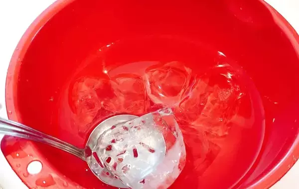 氷入りのコップ、『炭酸』入れるの待った！　溢れるのを防ぐ『まさかのひと手間』が？