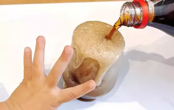 氷入りのコップ、『炭酸』入れるの待った！　溢れるのを防ぐ『まさかのひと手間』が？