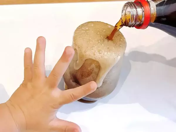 氷入りのコップ、『炭酸』入れるの待った！　溢れるのを防ぐ『まさかのひと手間』が？