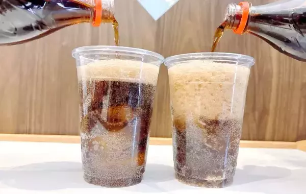 氷入りのコップ、『炭酸』入れるの待った！　溢れるのを防ぐ『まさかのひと手間』が？